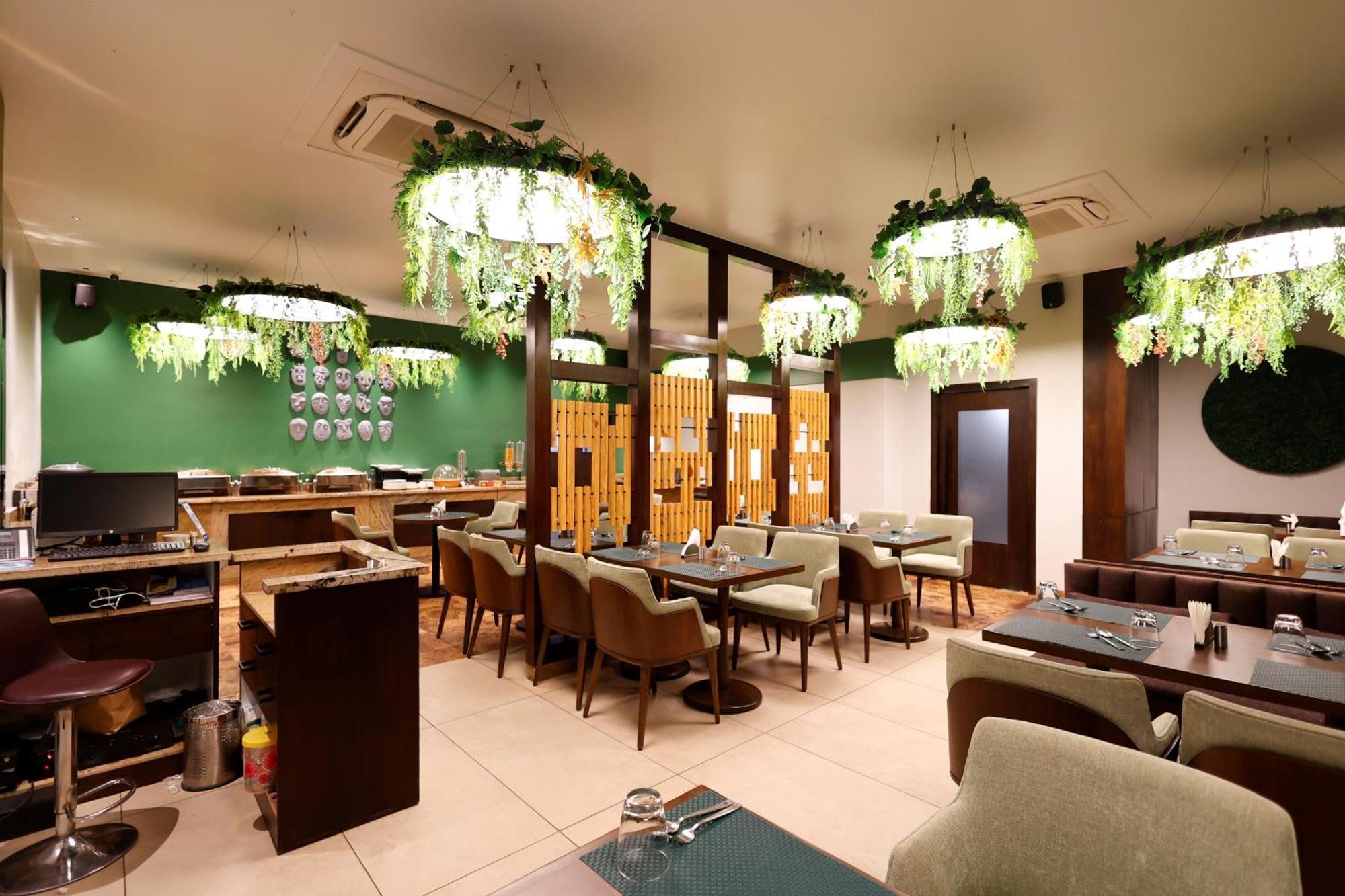 Quality Inn City Centre Варанаси Экстерьер фото
